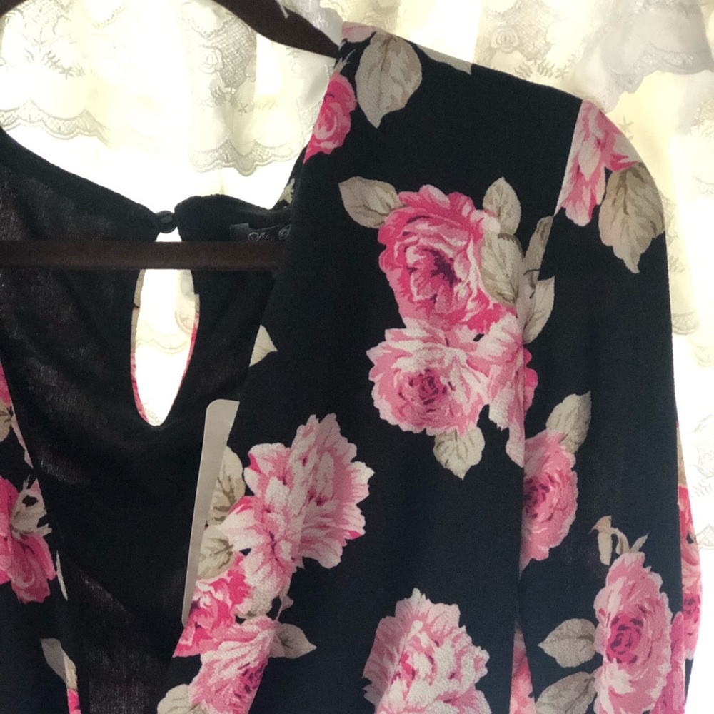 NWT Elegant Floral Rose Print Deep V Romper 💓🌸🌷